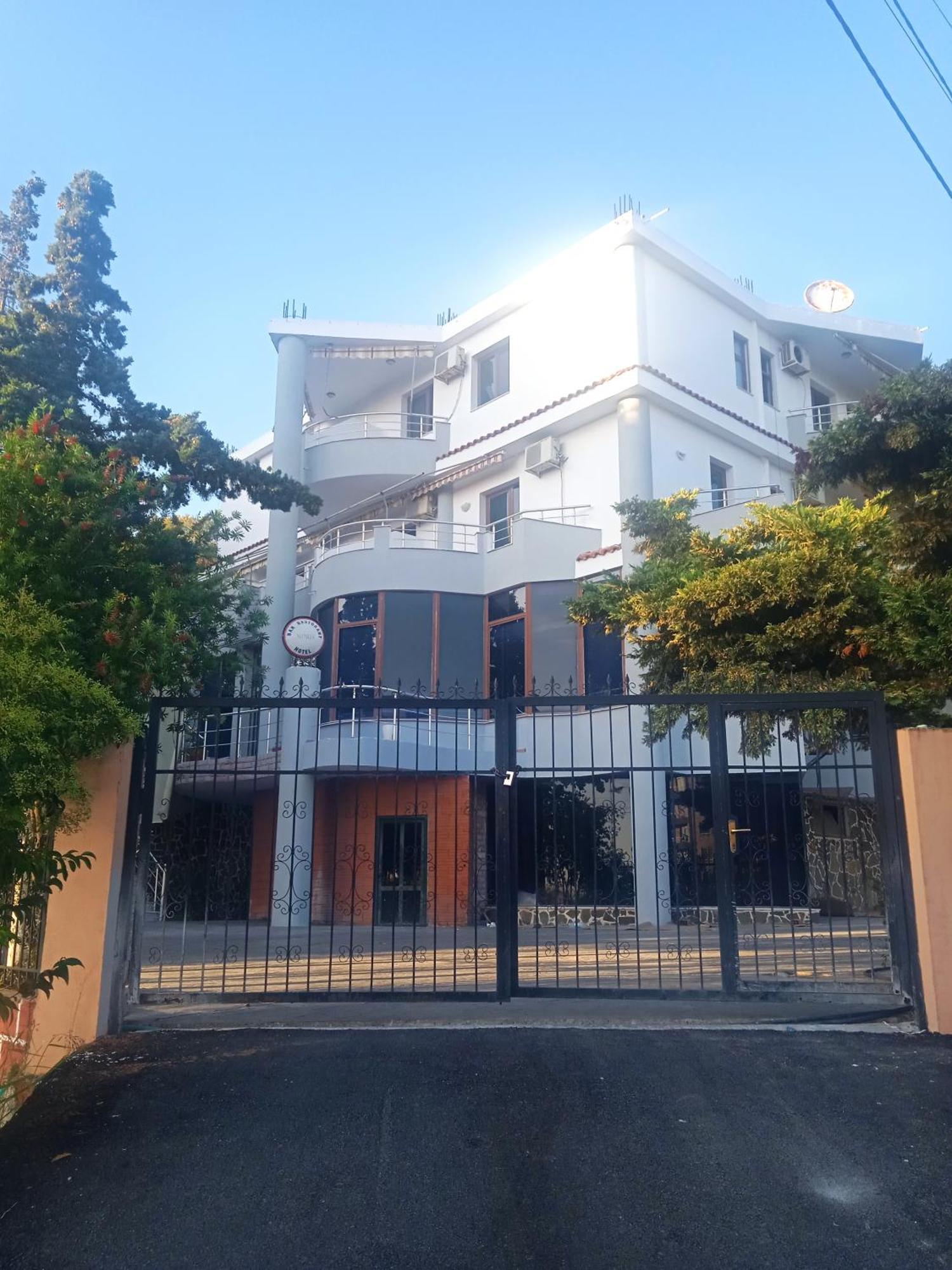 Hotel Moris Kryemëdhej Εξωτερικό φωτογραφία